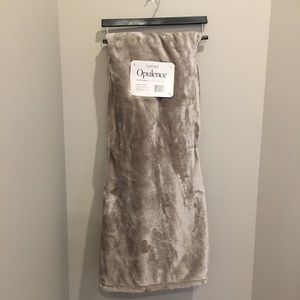 COPY - Berkshire Opulence Plush Throw